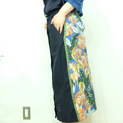 画像2: ブランバスク　ボタニカルプリントのバックサテンスカート